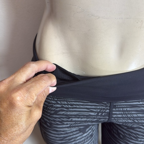 (L2) Lululemon Black and Gray Printed Short Leggings, Size 6 - Picture 6 of 13